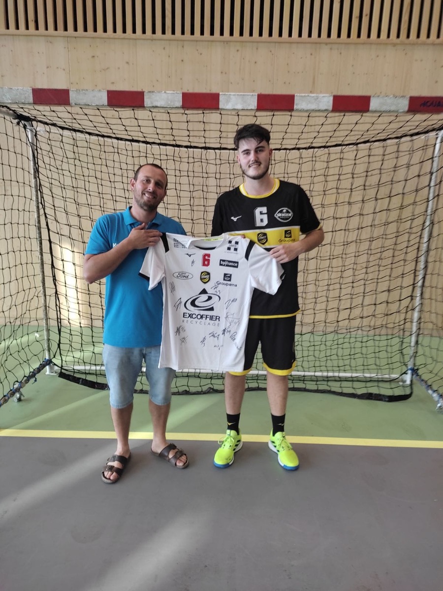Remise d'un maillot dédicacé